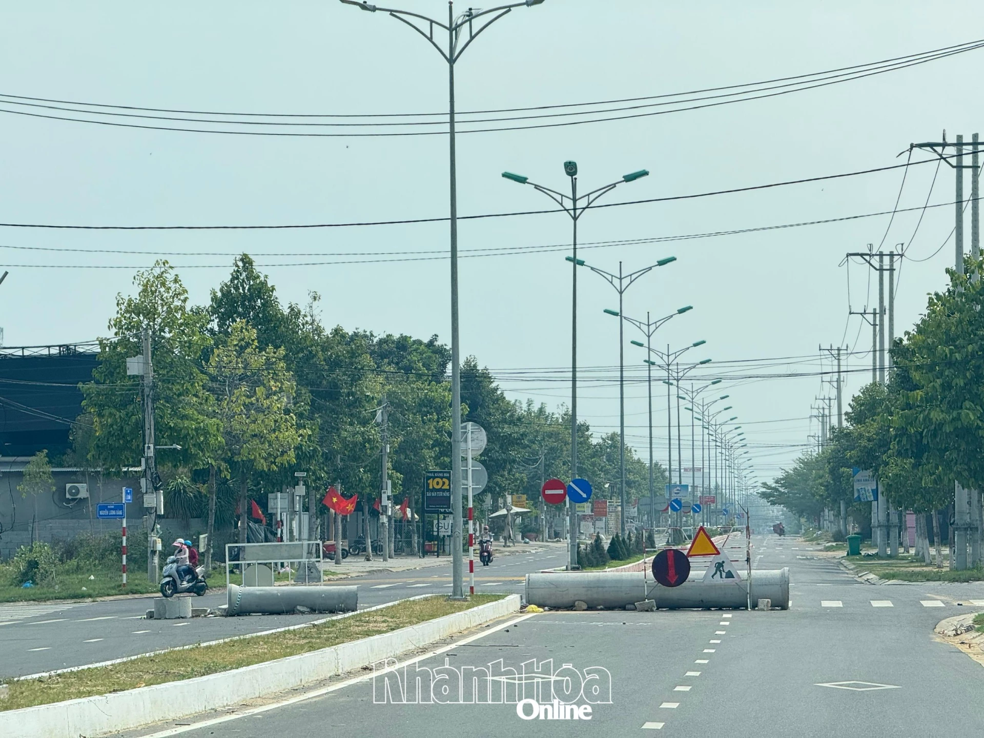 Đoạn đầu dự án tiếp giáp với đường Lê Duẩn - đoạn 2 và giao với đường Nguyễn Lương Bằng được chặn bằng những khối bê tông để hạn chế phương tiện giao thông đi vào.