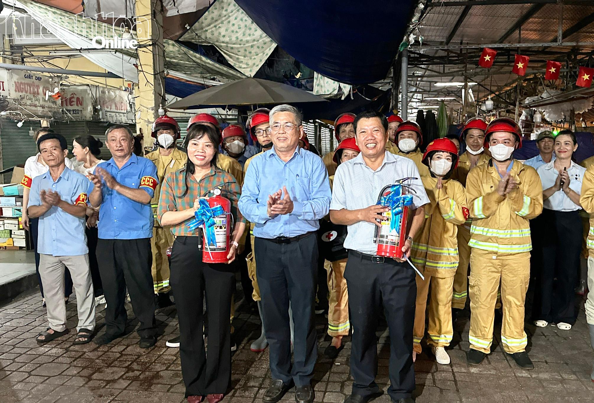 Ông Lê Tiến Vĩnh - Phó Chủ tịch UBND phường Nha Trang tặng bình chữa cháy cho Ban Quản lý dự án phường tại buổi thực tập.