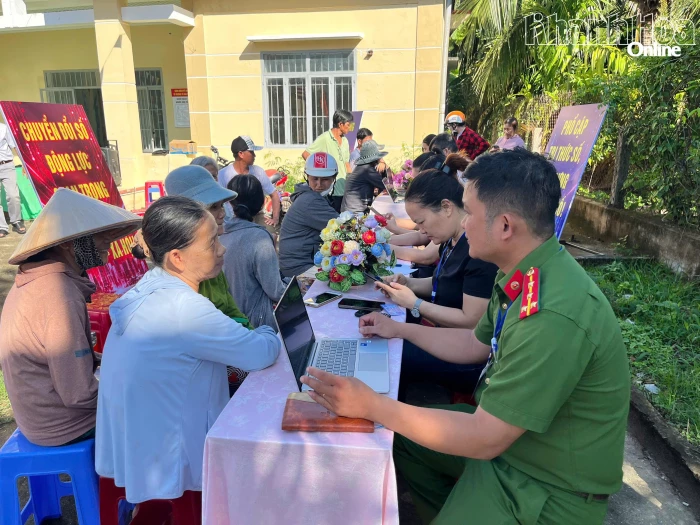 Phường Ba Ngòi ra quân hỗ trợ, hướng dẫn người dân sử dụng các nền tảng số