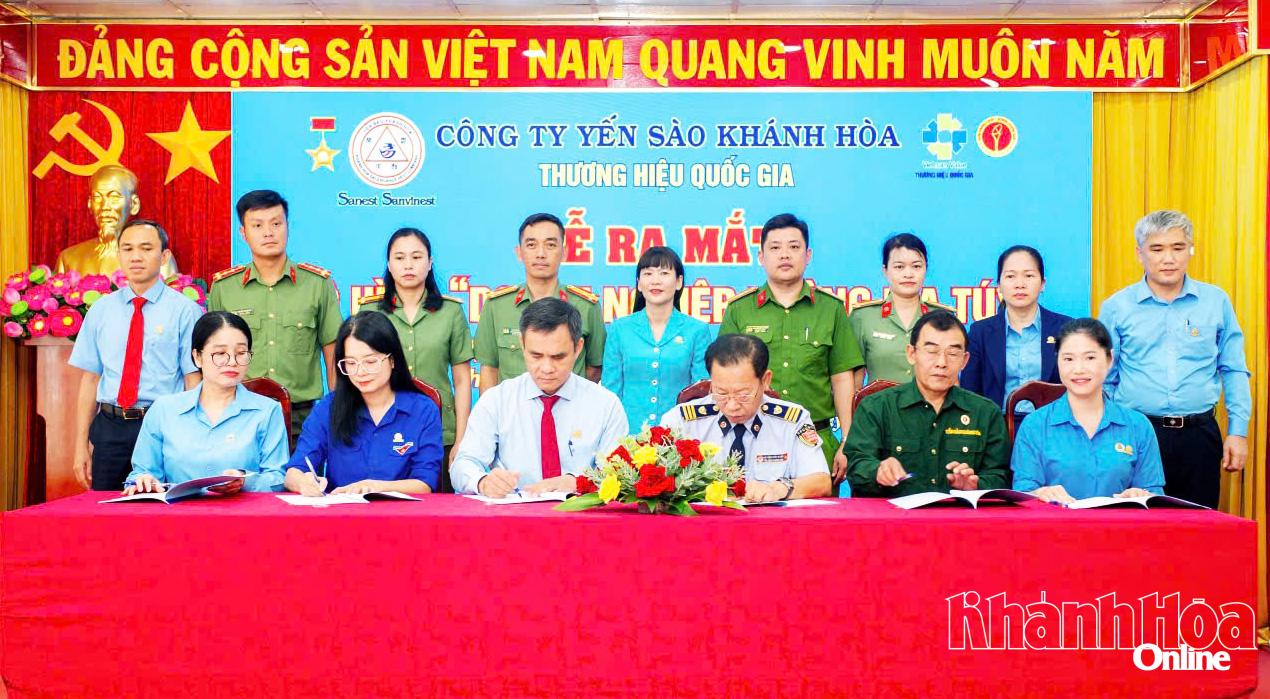 lãnh đạo công ty và đại diện các đơn vị, bộ phận trực thuộc ký cam kết thực hiện mô hình.