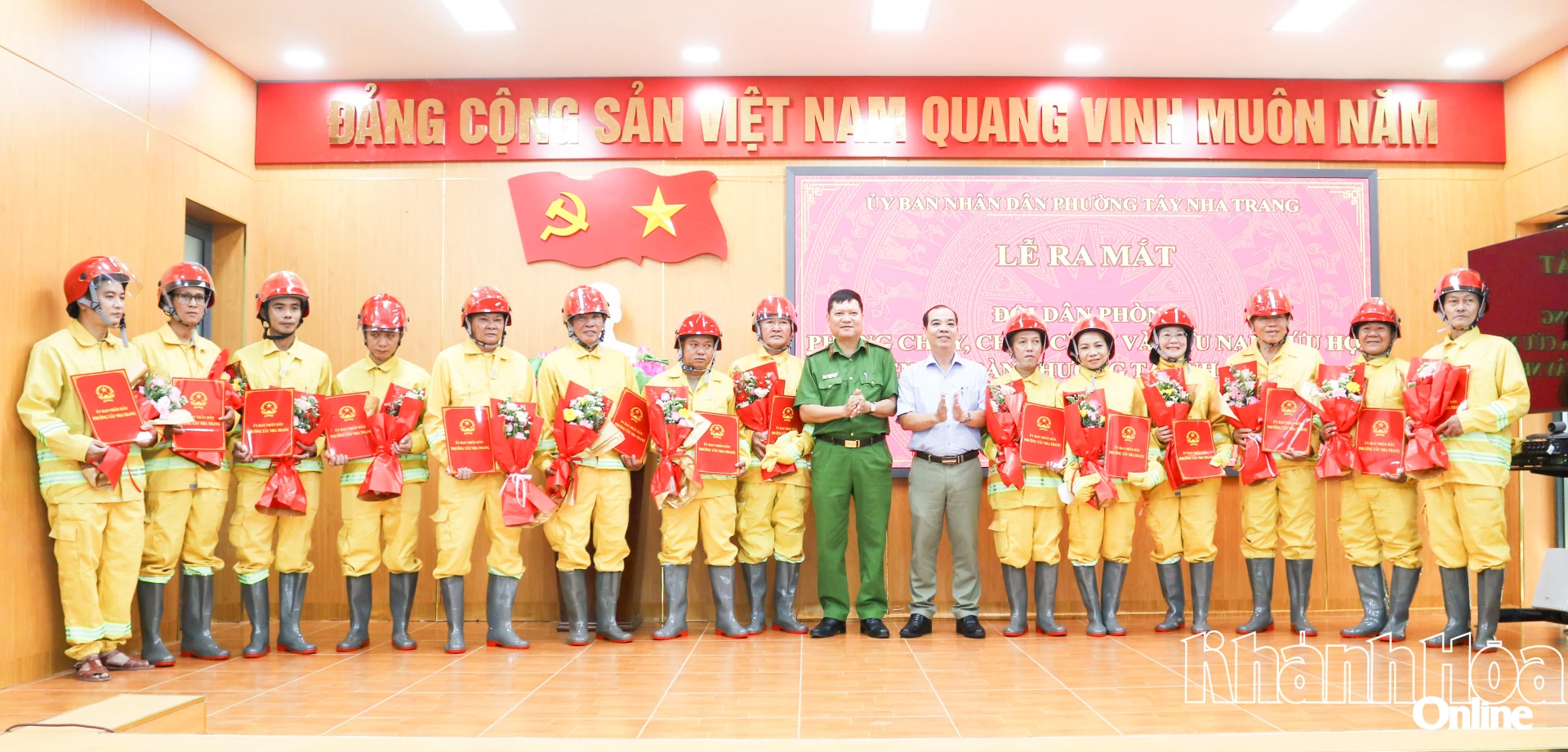 Lãnh đạo Phòng Cảnh sát phòng cháy, chữa cháy và cứu nạn, cứu hộ Công an tỉnh cùng lãnh đạo phường Tây Nha Trang chúc mừng các tổ dân phòng.