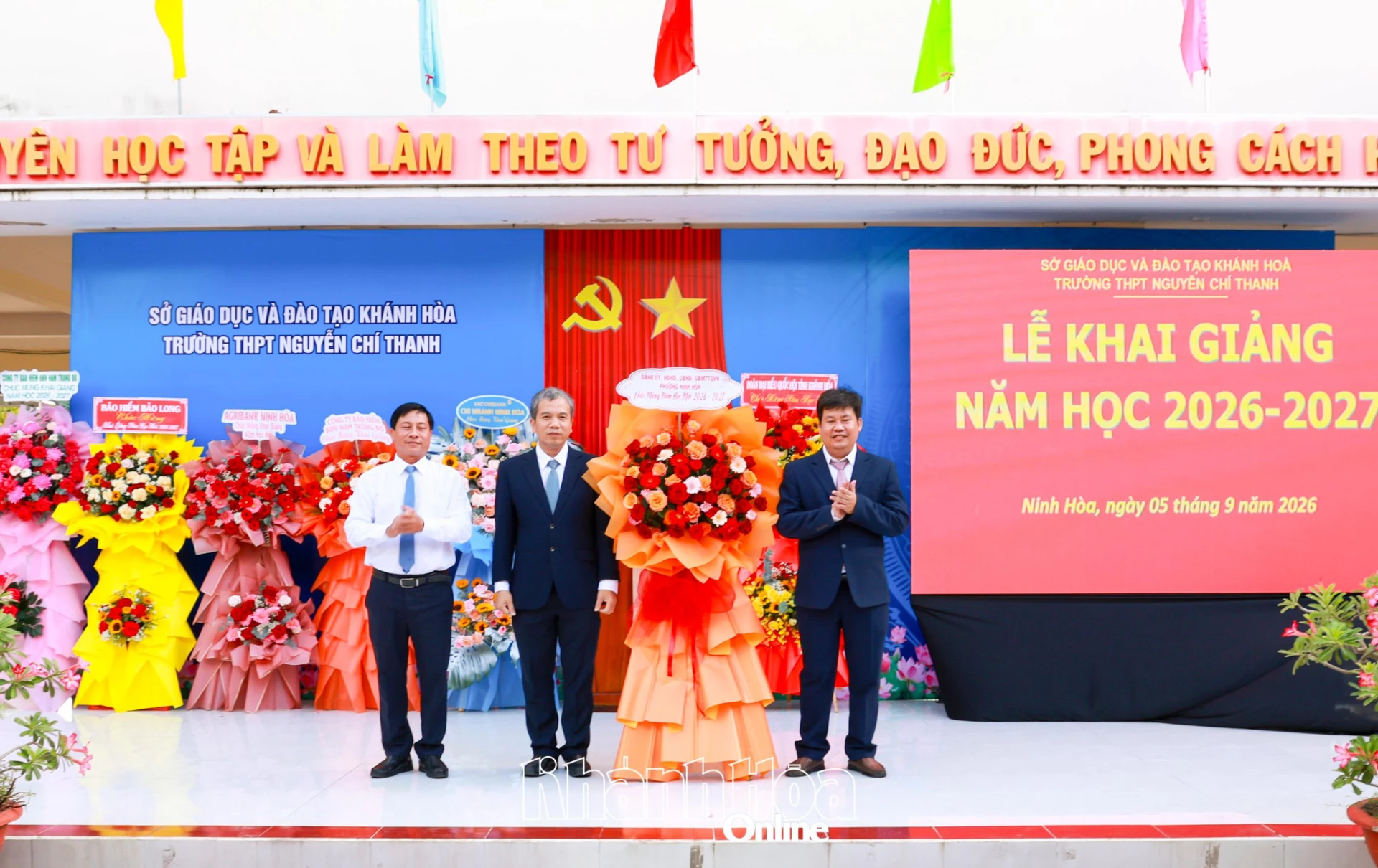 Lãnh đạo phường Ninh Hòa trao lãng hoa chúc mừng nhà trường nhân dịp lễ khai giảng.