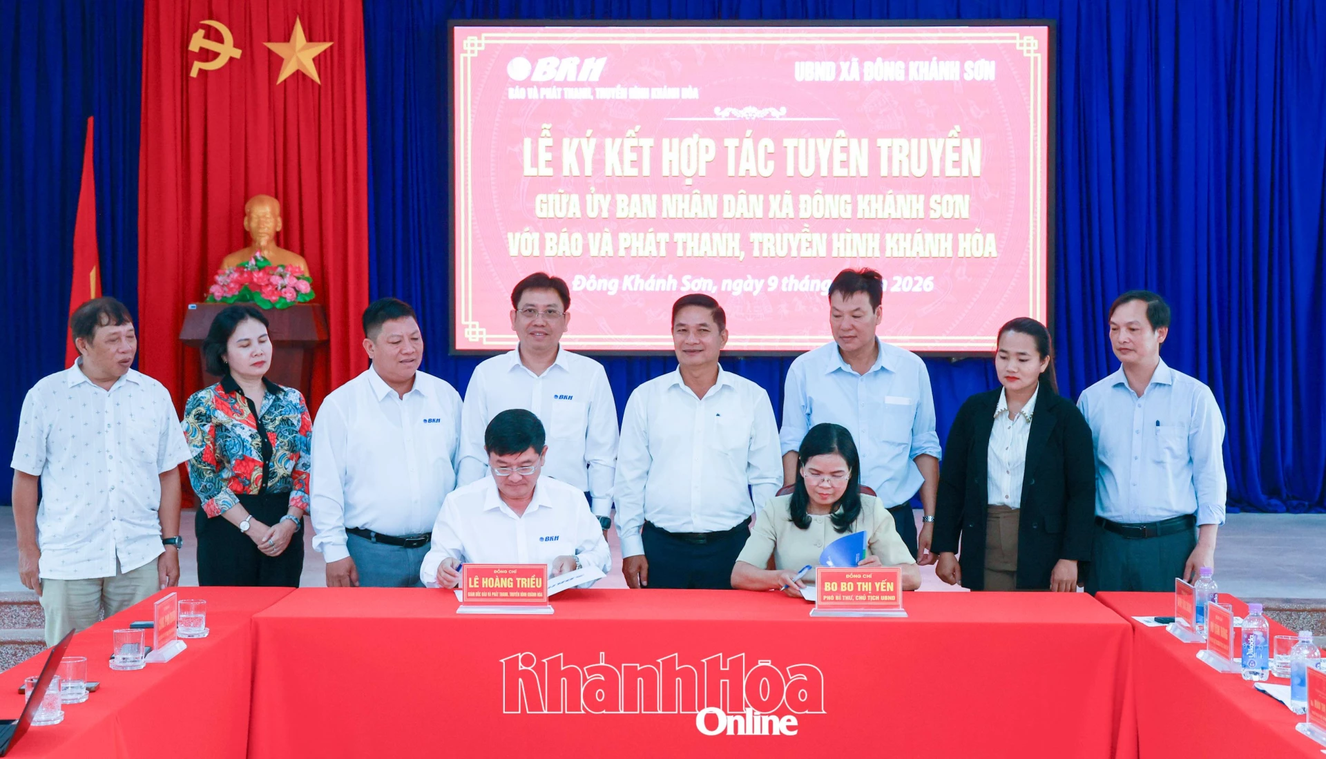 Lãnh đạo 2 đơn vị kỳ kết phối hợp tuyên truyền.
