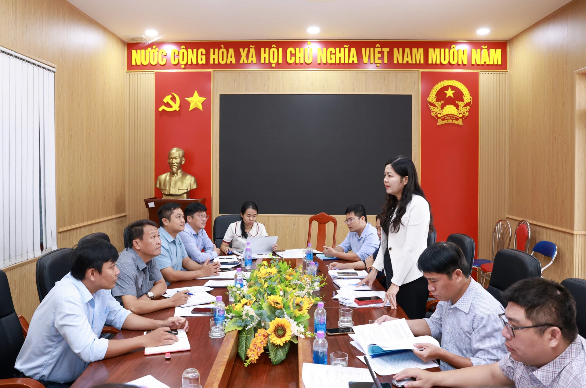 Bà Phan Thị Ngân Hạnh phát biểu tại buồi làm việc.