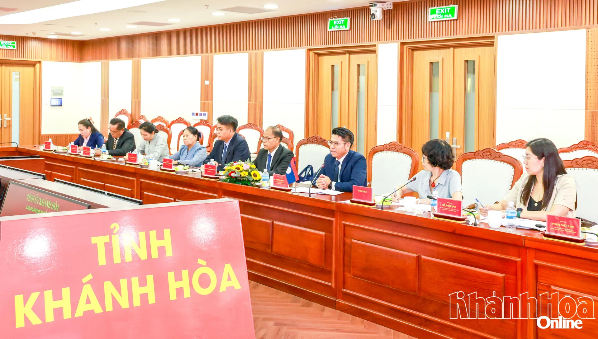 Đoàn đại biểu Ban Tuyên huấn Trung ương Đảng Nhân dân Cách mạng Lào do ông Sakhone Phommalath làm việc với Tỉnh ủy Khánh Hòa.