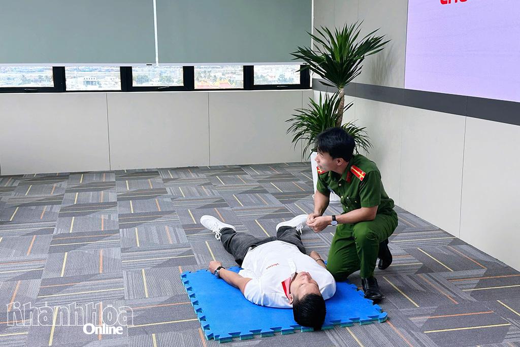 Các học viên được hướng dẫn kỹ năng thao tác sơ cấp cứu, cứu người bị nạn khi gặp sự cố khẩn cấp.
