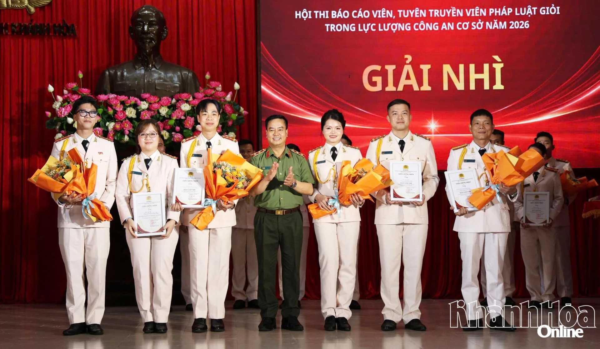 Trung tướng Phạm Công Nguyên trao giải nhất cho các đội.