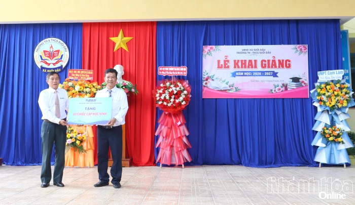 Báo và Phát thanh, Truyền hình Khánh Hòa phối hợp tặng quà học sinh Trường Tiểu học - THCS Suối Dầu