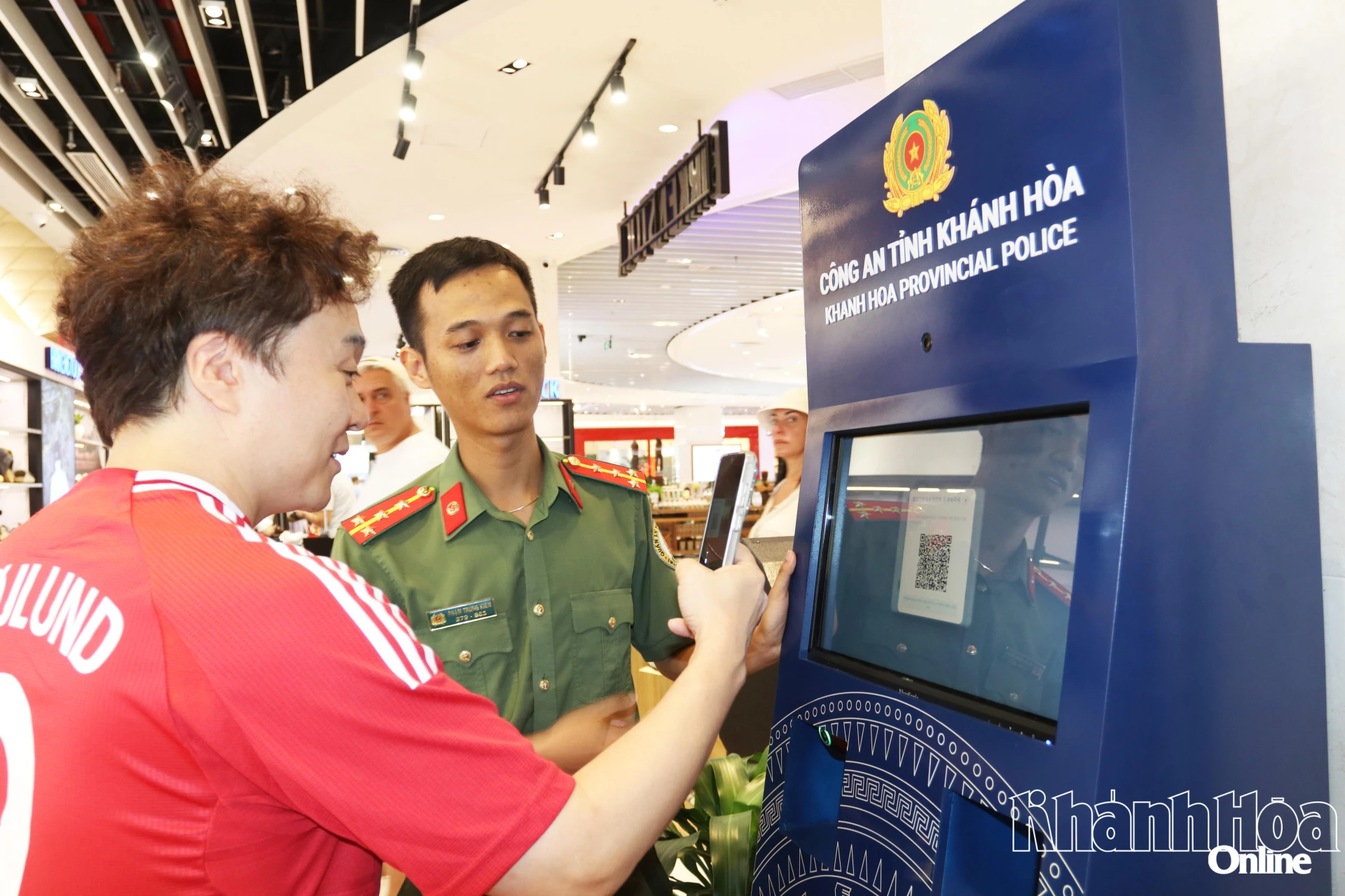 Anh Noh Dae Sung, du khách Hàn Quốc trải nghiệm kiosk KTA đặt tại Trung tâm thương mại Gold Coast.