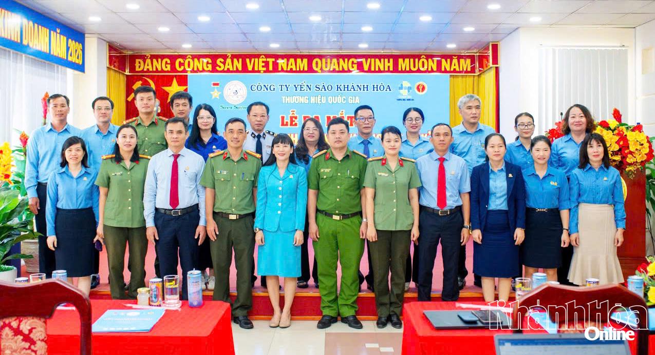Các đại biểu chụp ảnh lưu niệm tại buổi lễ.
