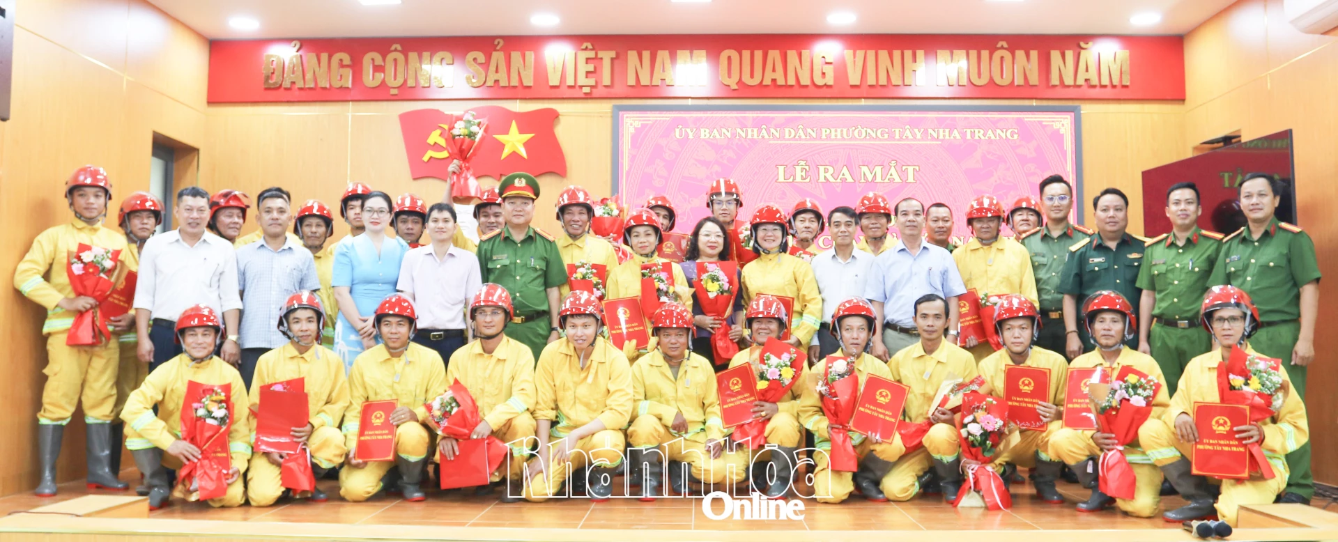 Các đại biểu chụp ảnh lưu niệm với các đội dân phòng.