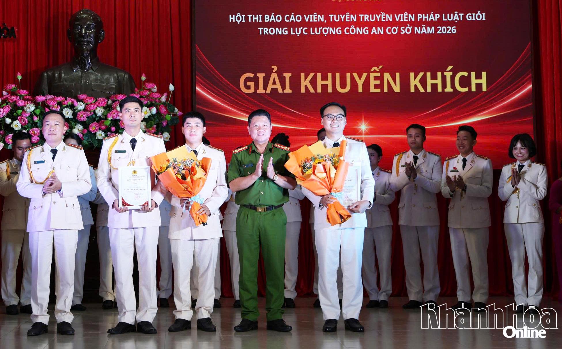 Đại tá Lê Quang Dũng - Phó Giám đốc Công an tỉnh Khánh Hòa trao giải khuyến khích cho các đội.