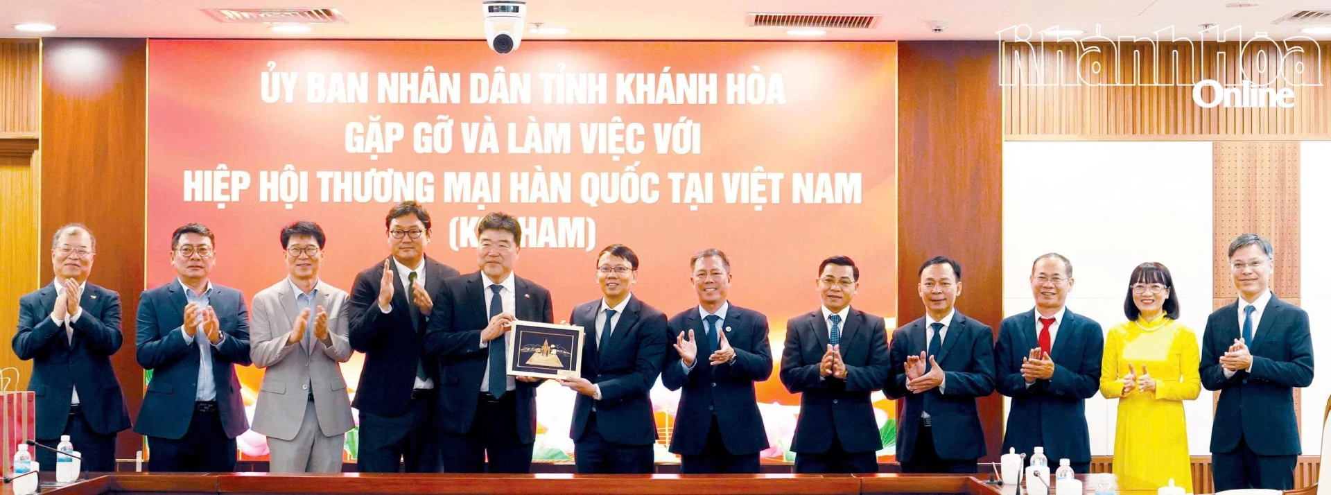 hó Chủ tịch Nguyễn Thanh Hà tặng quà lưu niệm cho đoàn công tác.