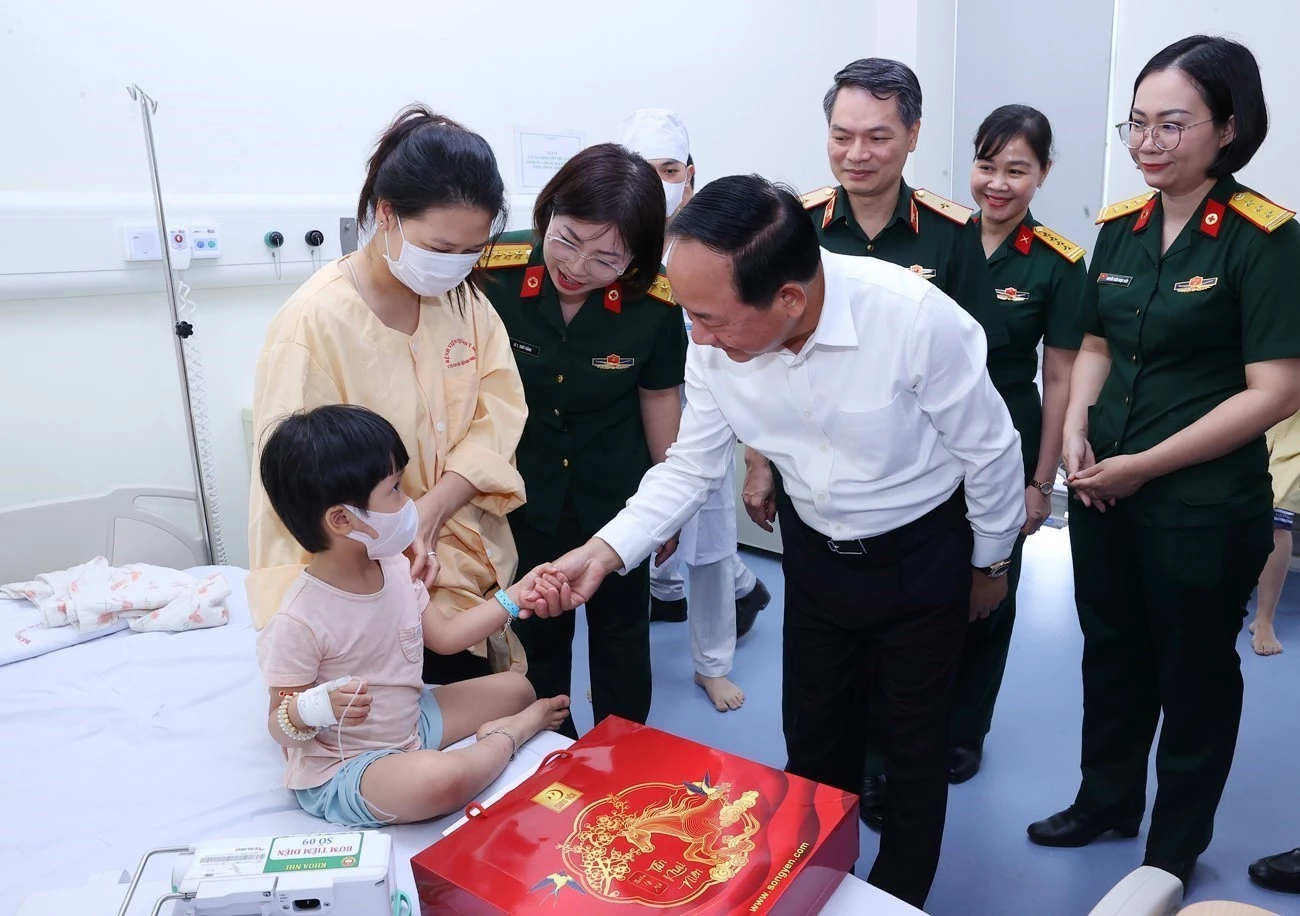 Đồng chí Trịnh Văn Quyết, Uỷ viên Bộ Chính trị, Bí thư Trung ương Đảng, Trưởng Ban Tuyên giáo Trung ương thăm, động viên, tặng quà các bệnh nhi đang điều trị tại Bệnh viện Nhi Hà Nội và Bệnh viện Quân Y 10_Ảnh: TTXVN

