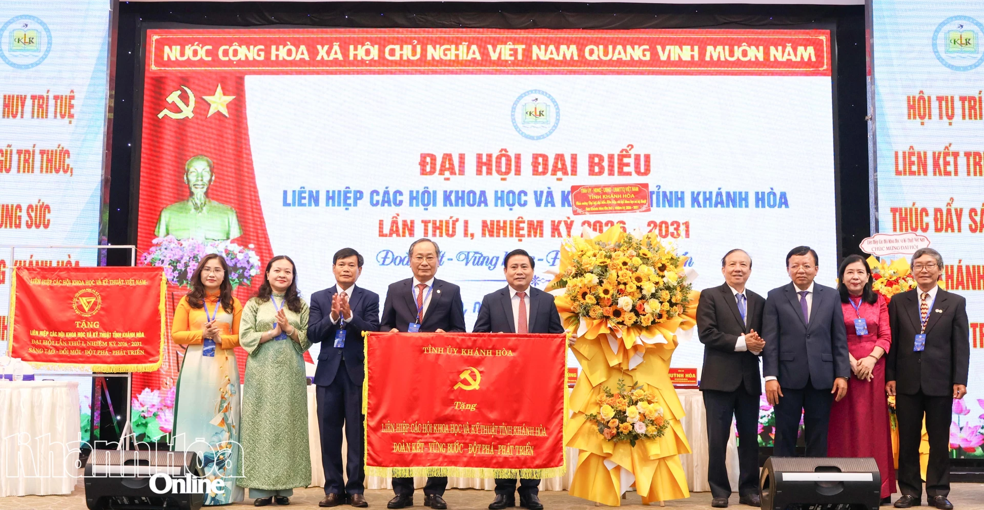 Đồng chí Lâm Đông trao bức trướng của Tỉnh ủy, HĐND, UBND, Ủy ban MTTQ Việt Nam tỉnh; đồng chí Lê Huyền tặng hoa chúc mừng đại hội.