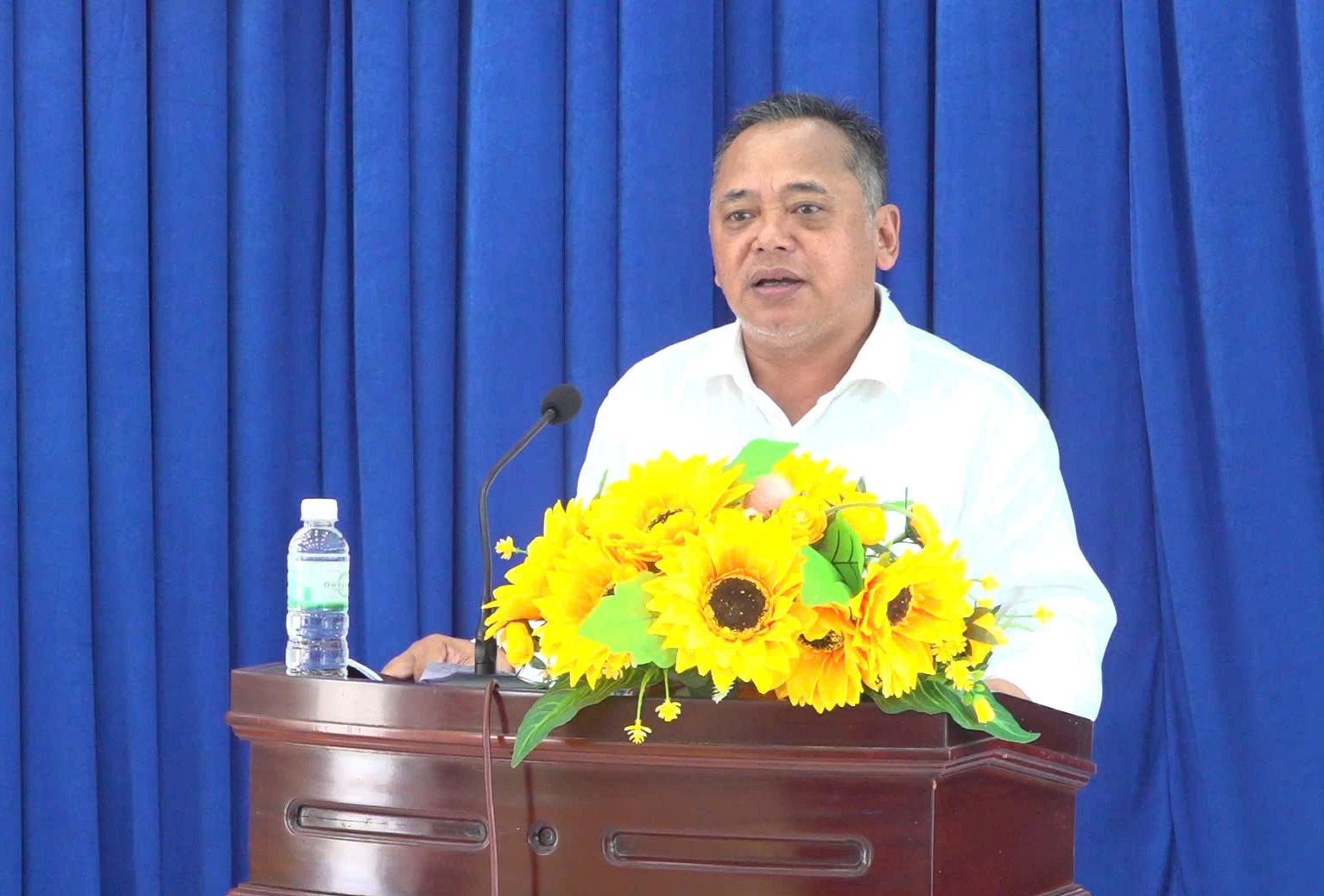 Ông Mấu Văn Phi ghi nhận các ý kiến, kiến nghị của cử tri.