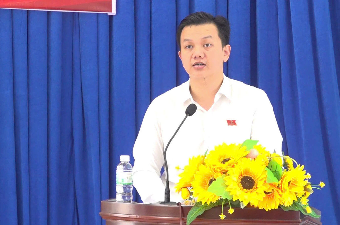 Ông Trần Anh Tuấn thông tin các nội dung đến cử tri.