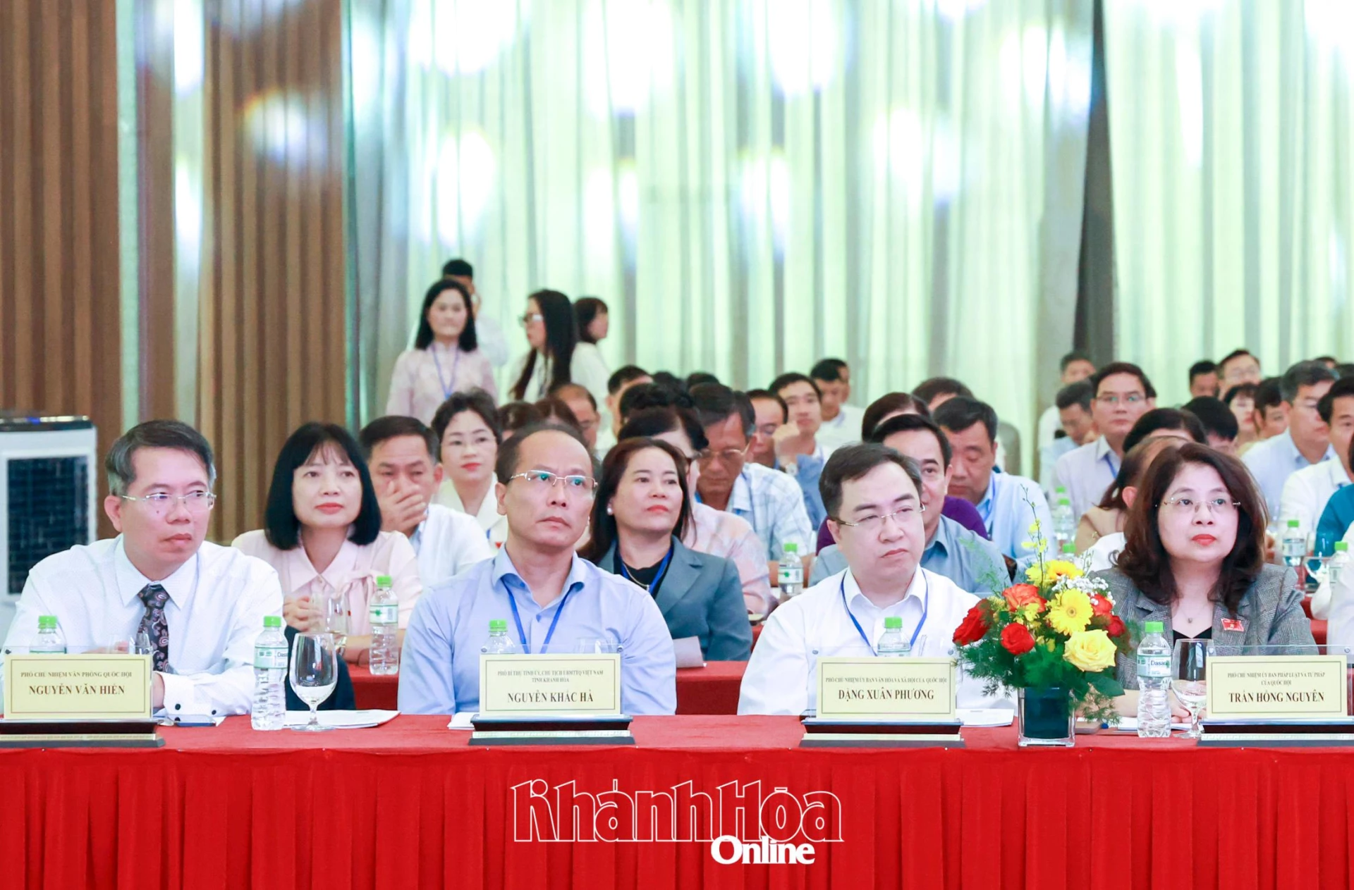Đồng chí Nguyễn Khắc Hà và các đại biểu dự hội nghị. 