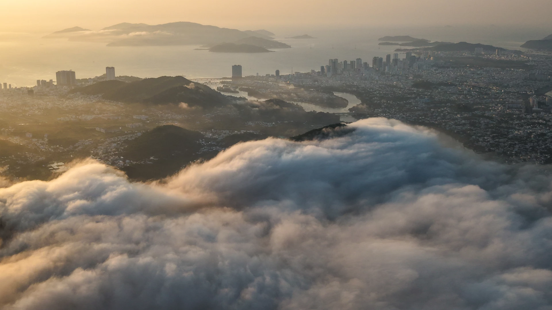 Khung cảnh trung tâm phường Nha Trang phía xa, nhìn từ trên núi với biển mây trôi.