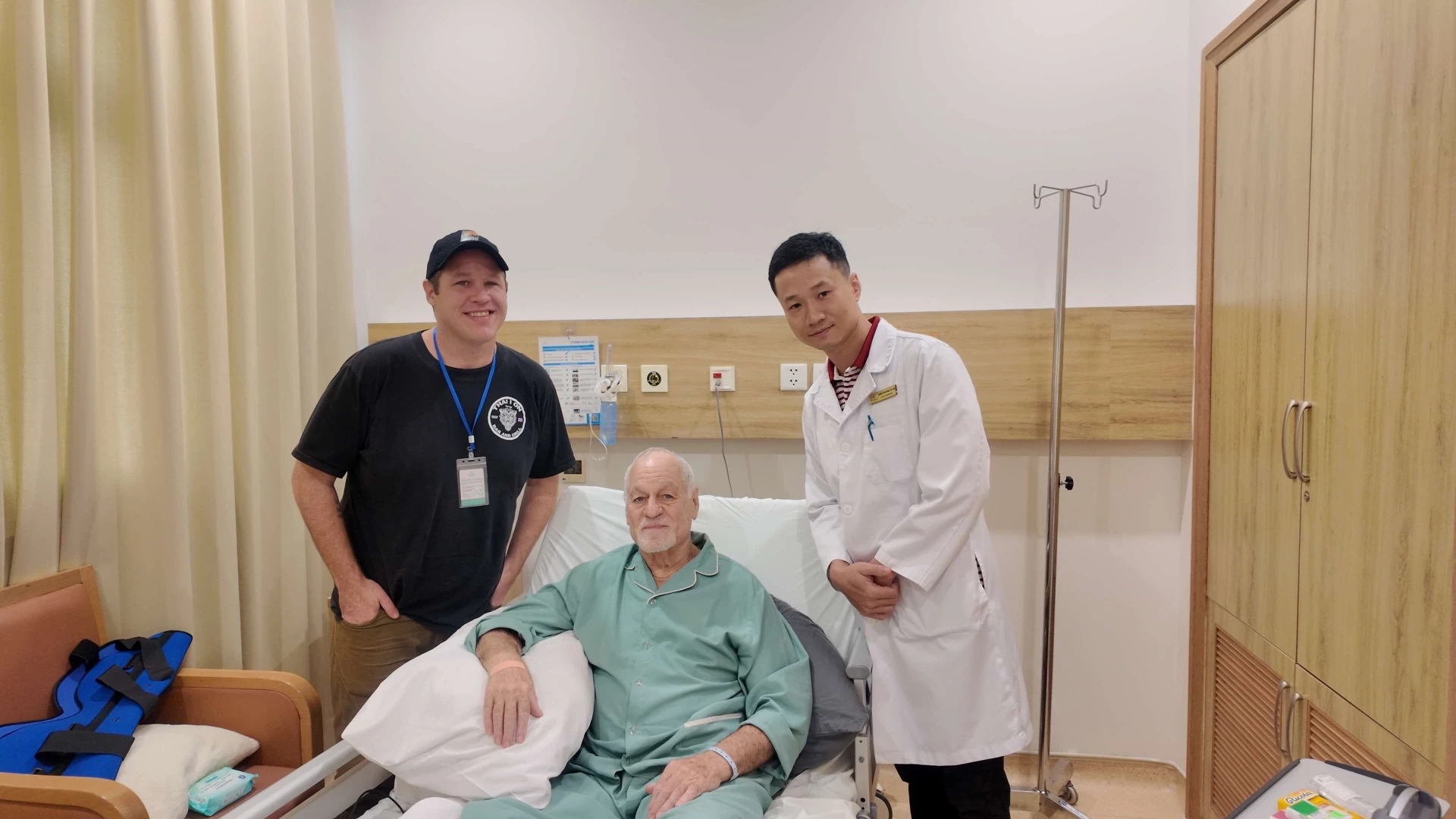 Bệnh nhân Pettit Jeff Gray (70 tuổi, quốc tịch Mỹ) tin tưởng lựa chọn Vinmec Nha Trang để điều trị tình trạng thoái hóa khớp gối nghiêm trọng.