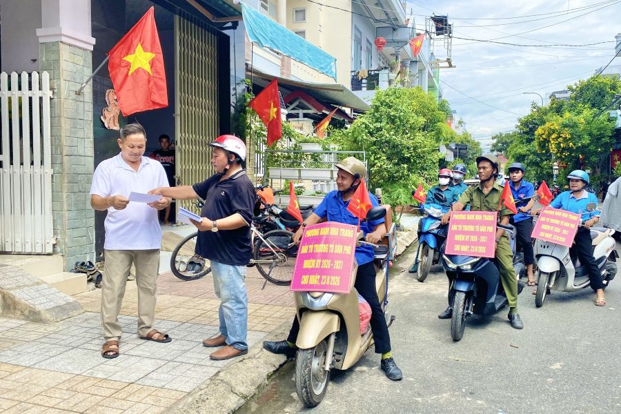 Cán bộ phường Nam Nha Trang tuyên truyền lưu động về bầu Tổ trưởng tổ dân phố tại tổ dân phố Thành Đạt.