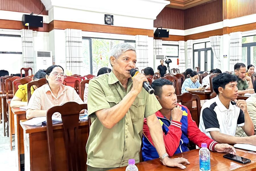 Cử tri xã Tây Khánh Sơn nêu ý kiến  tại buổi tiếp xúc.