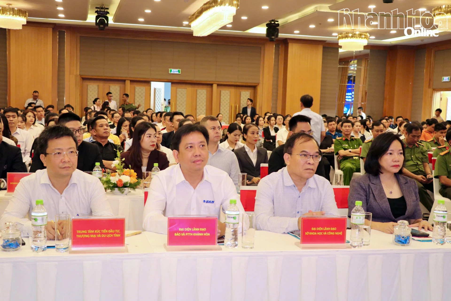 Các đại biểu tham dự hội nghị.