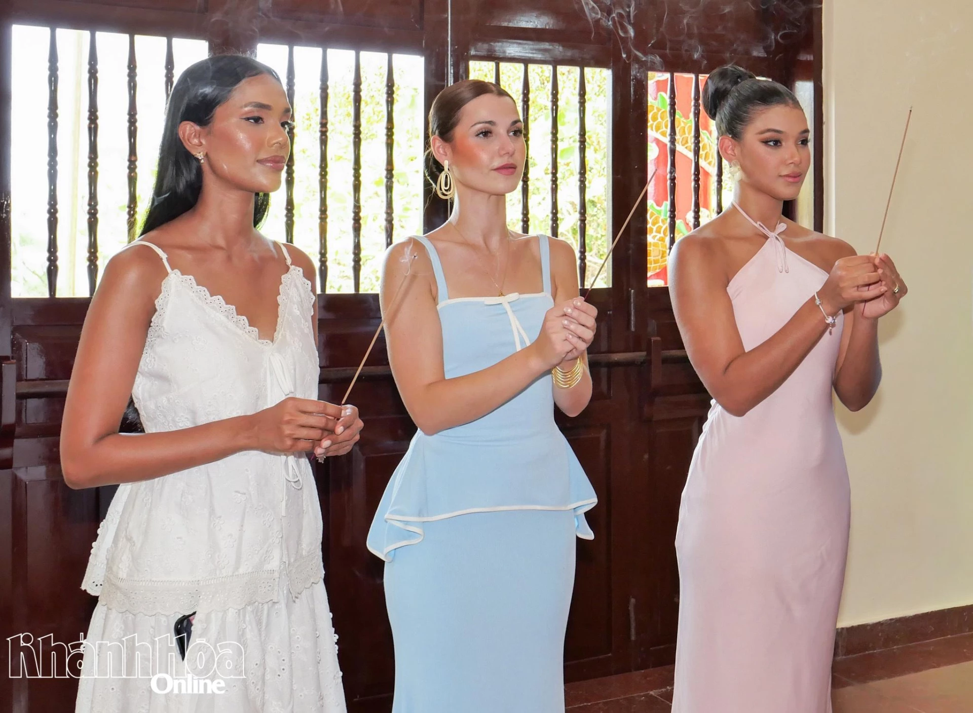 Hoa hậu Thế giới Joheiry Mola Dominguez (bên phải) cùng hai Á hậu thực hiện lễ dâng hương tại Đền thờ Thủy tổ Thánh Mẫu ngành nghề Yến sào Khánh Hoà.