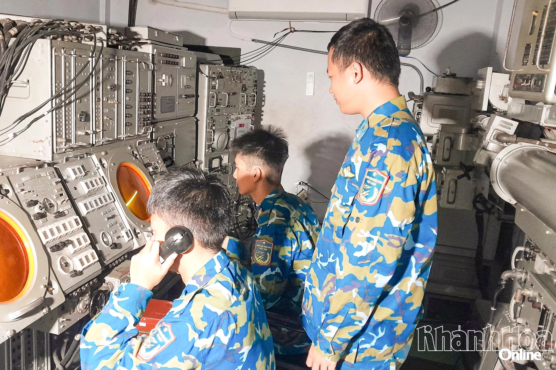 Cán bộ, chiến sĩ Trạm Ra đa 44 huấn luyện trắc thủ trên khí tài.