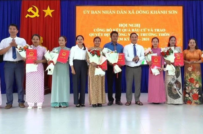 Xã Đông Khánh Sơn trao quyết định công nhận 7 trưởng thôn