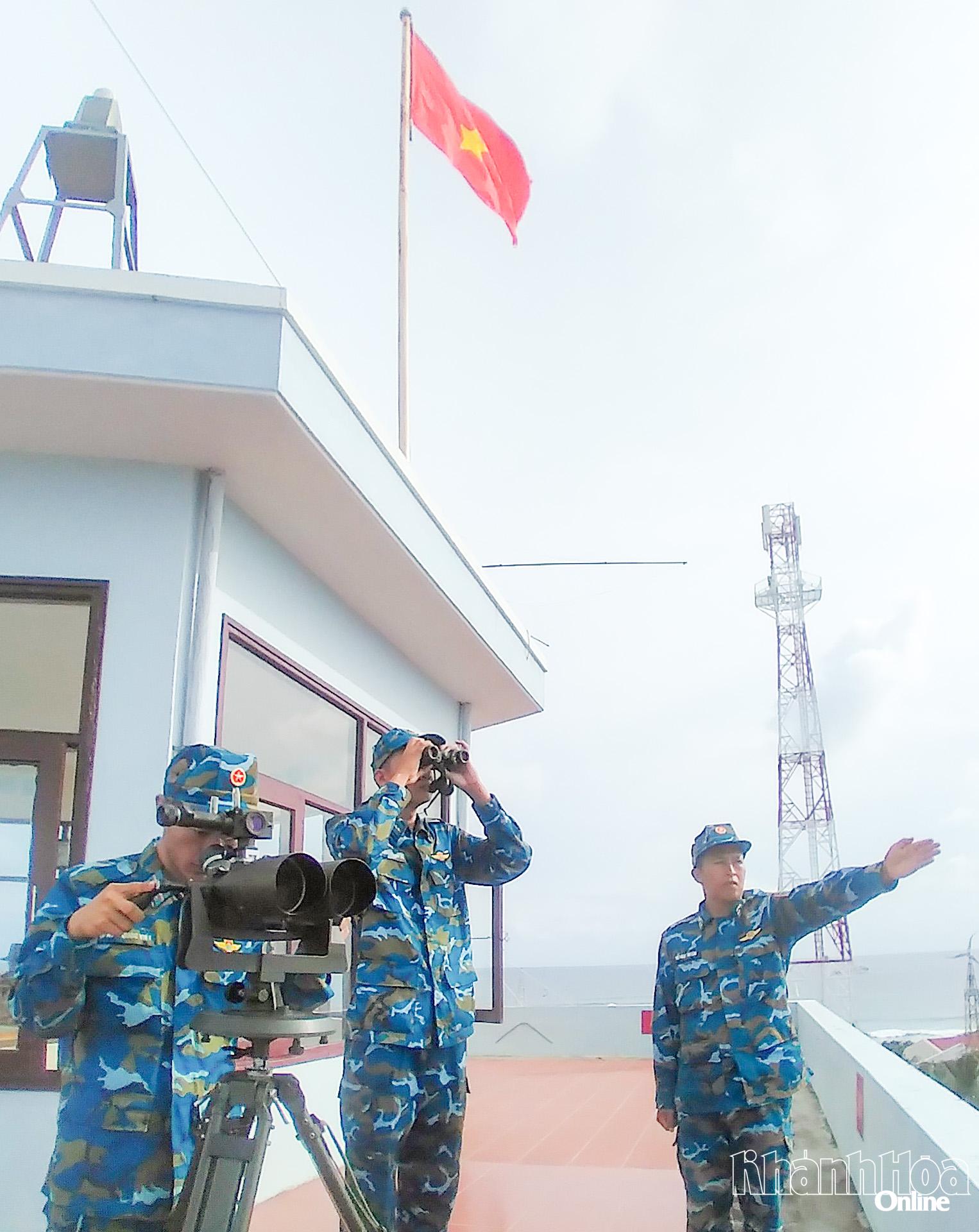Cán bộ, chiến sĩ thực hiện nhiệm vụ trực quan sát.
