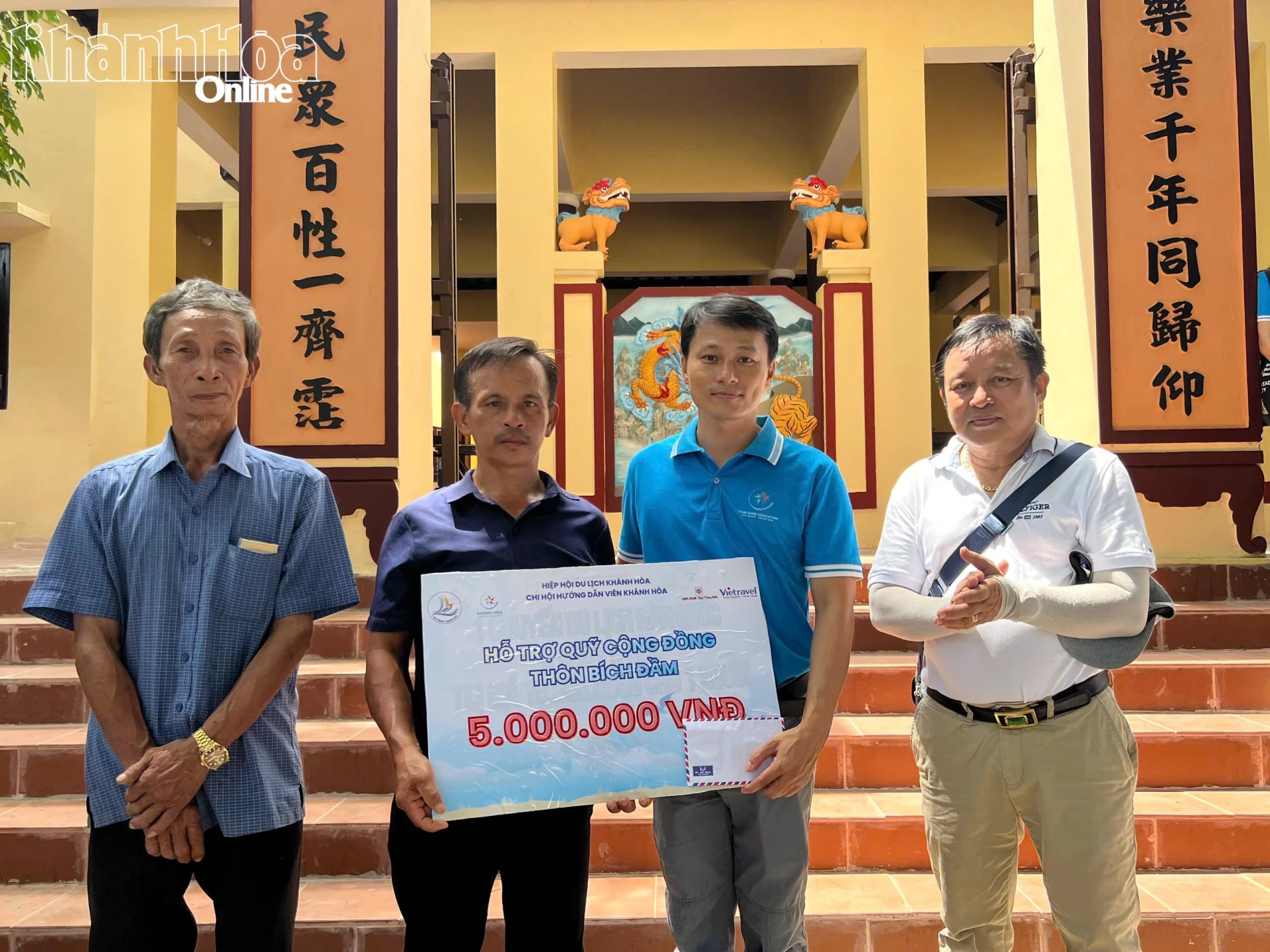 Đại diện Chi hội Hướng dẫn viên Du lịch (thuộc Hiệp hội Du lịch Khánh Hoà) trao kinh phí hỗ trợ quỹ cộng động Thôn Bích Đầm.