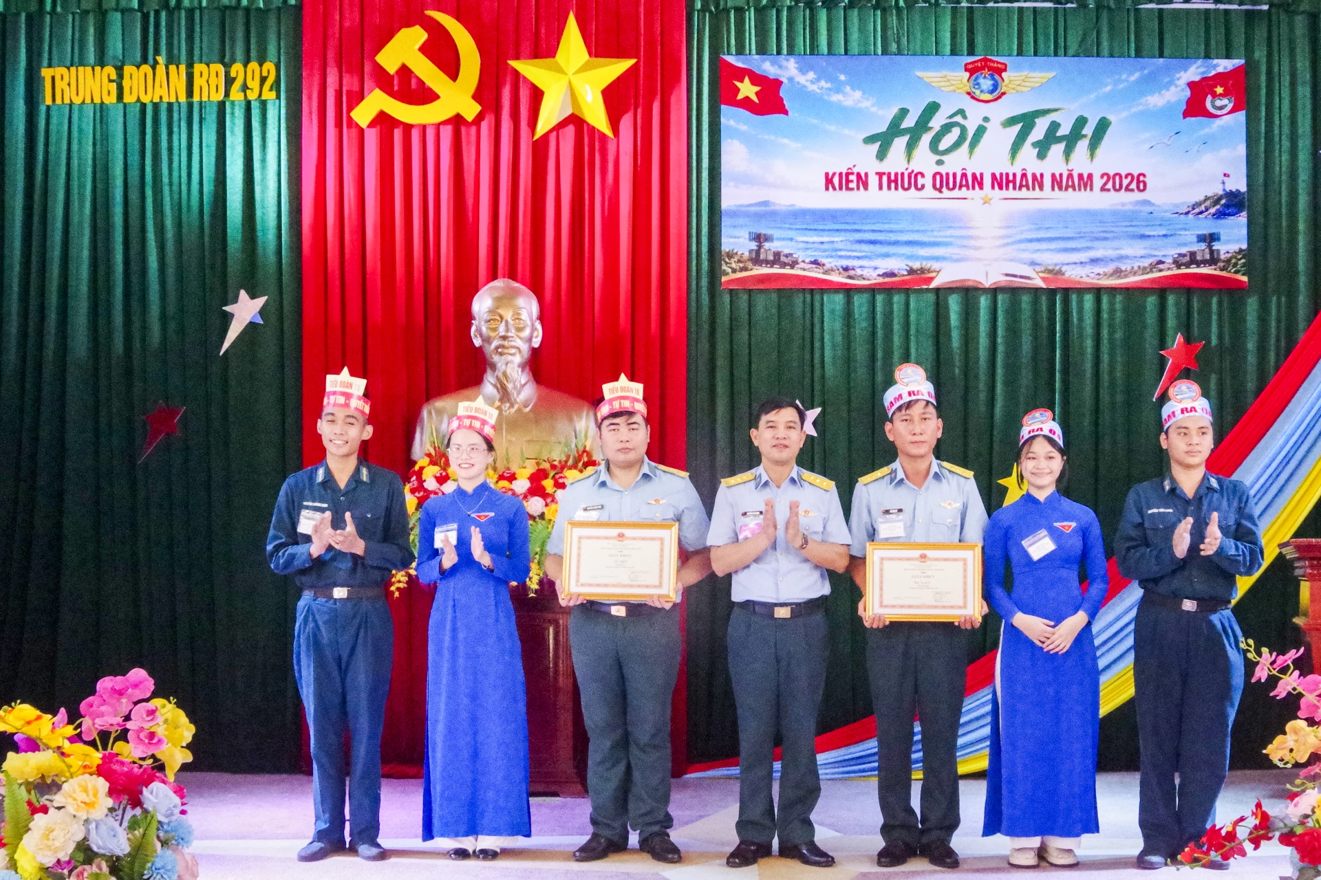 Thượng tá Nguyễn Văn Hùng - Phó Chính uỷ Trung đoàn 292 trao giải cho các đội.