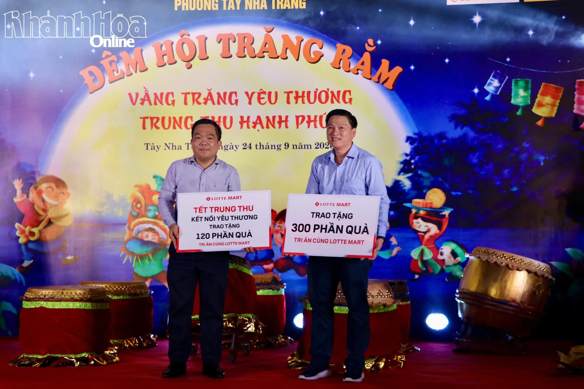 Đơn vị đồng hành trao bảng kinh phí hỗ trợ. 