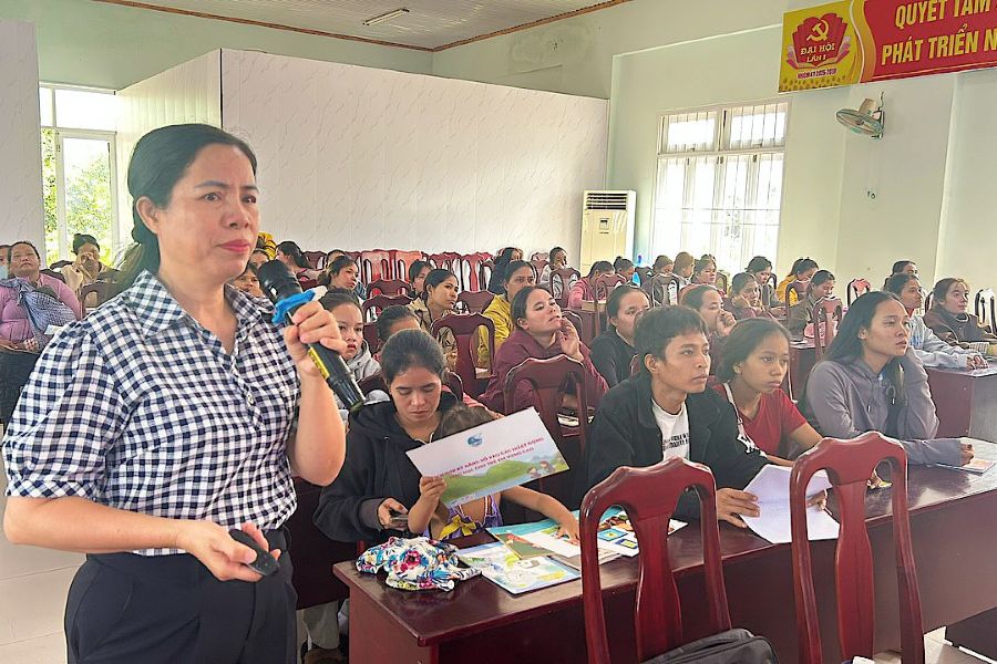 Báo cáo viên Hội Liên hiệp Phụ nữ tỉnh truyền đạt nội dung tại hội nghi tập huấn.