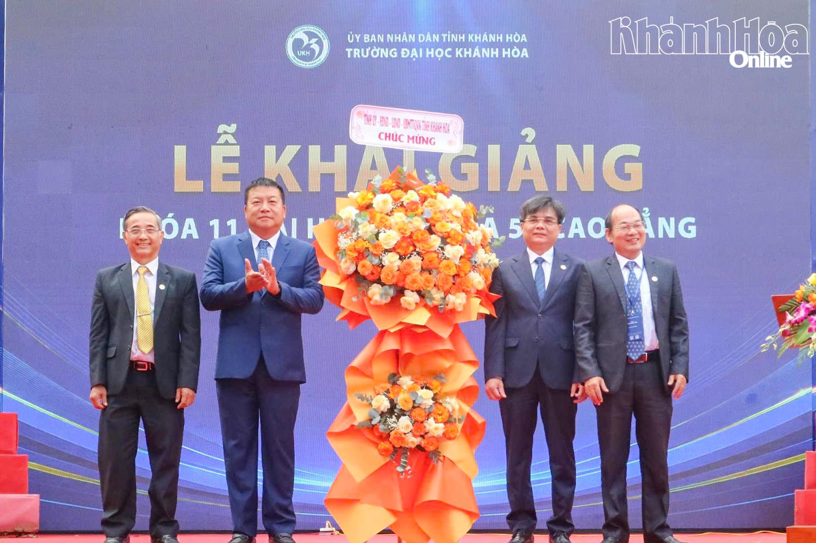 Đồng chí Võ Hoàn Hải tặng hoa chúc mừng nhà trường nhân dịp khai giảng năm học mới.