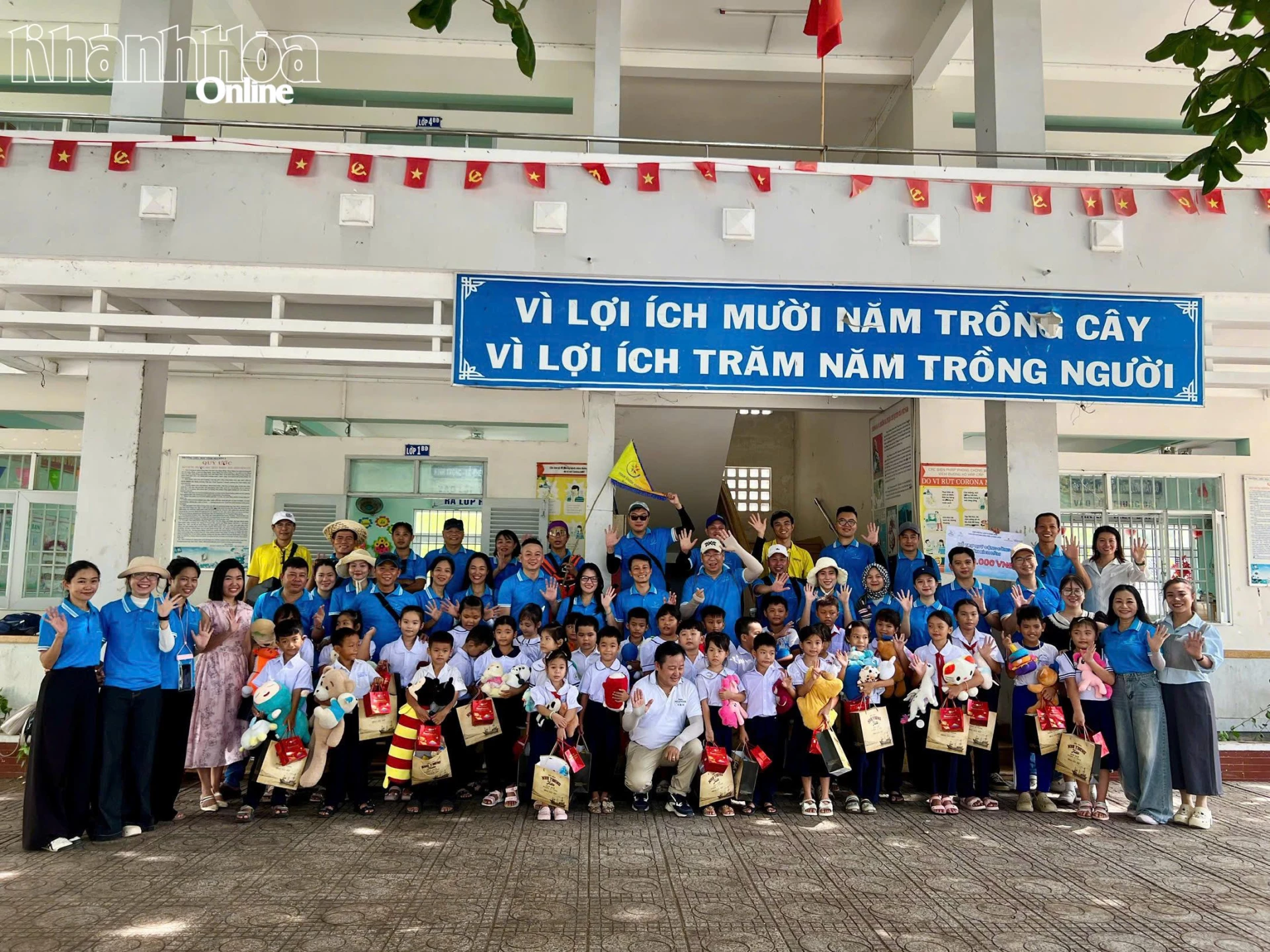 Đoàn chụp hình kỷ niệm.