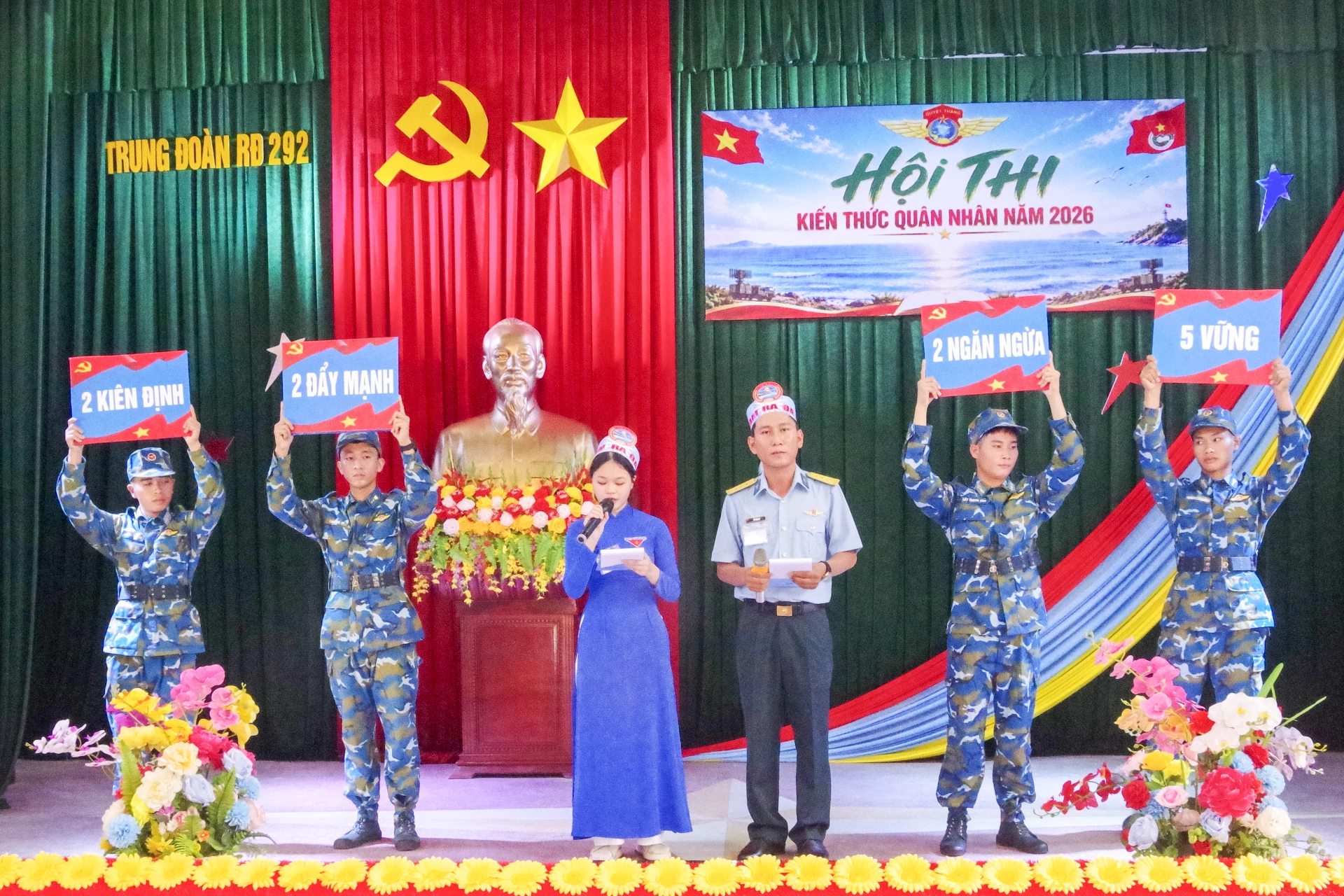 Đội thi Trạm ra đa 67 trong phần thi Quân nhân thông thái.