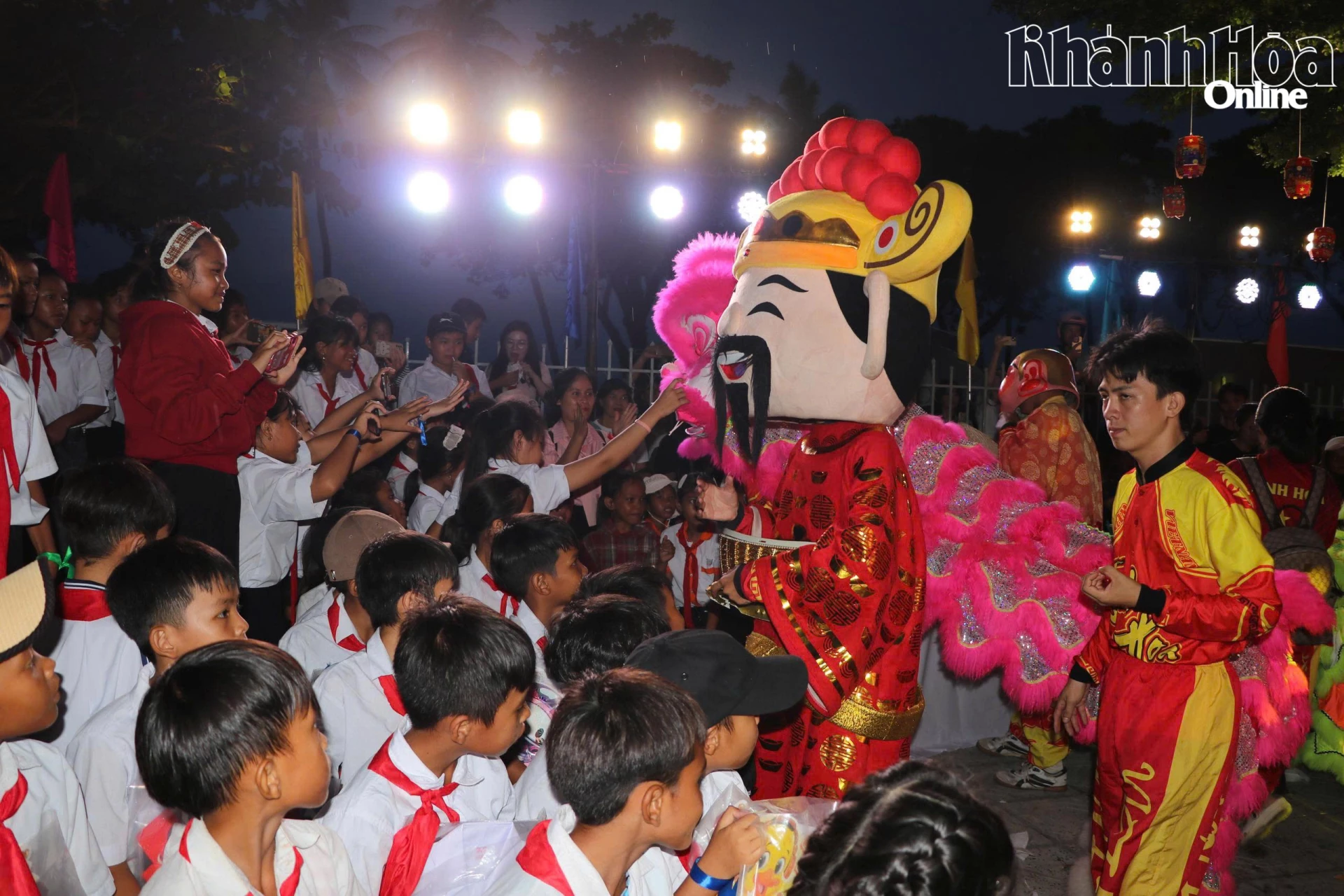 Các em thiếu nhi thích thú với màn biểu diễn múa lân trong chương trình.