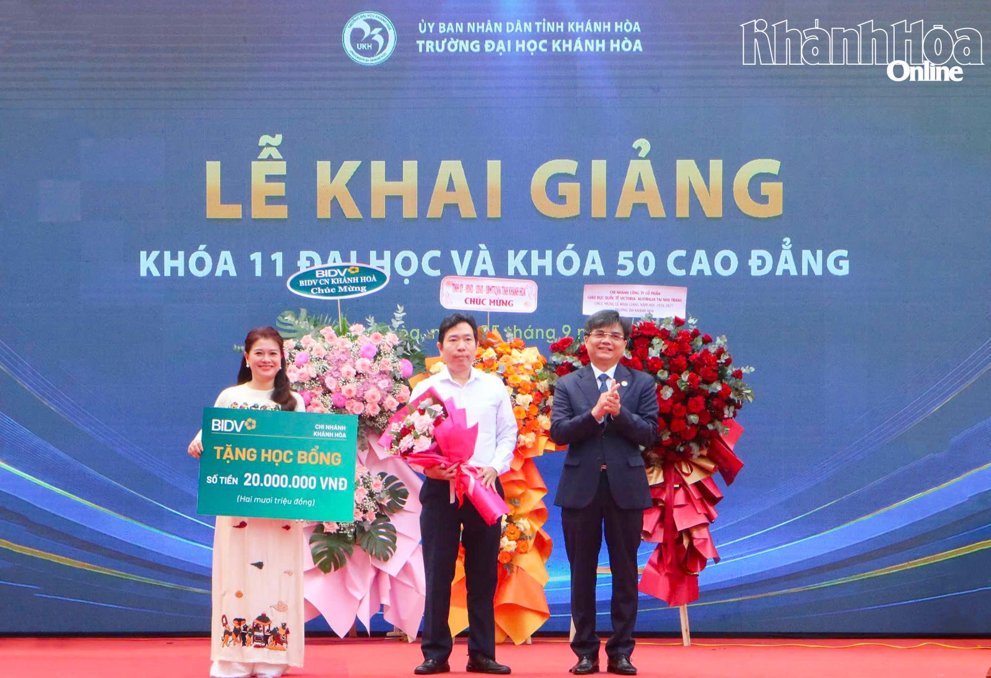 Doanh nghiệp trao tặng học bổng cho trường Đại học Khánh Hoà.