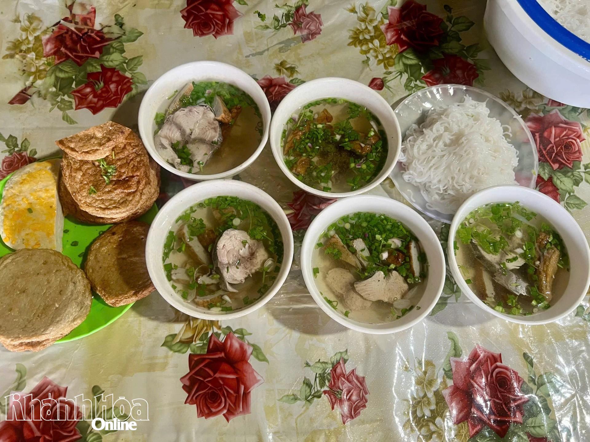 Bún và nước dùng được để riêng tạo nên cách ăn mới cho bún cá nóng Diên Lạc.