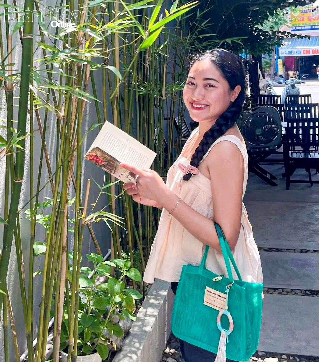 Ngoài việc dùng túi lưới để đi chợ, chị Nguyễn Thị Giang còn dùng làm phụ kiện du lịch.