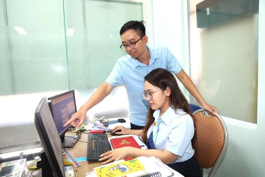 Cán bộ phường Nam Nha Trang tuyên truyền, lan tỏa thông tin tích cực trên không gian mạng.