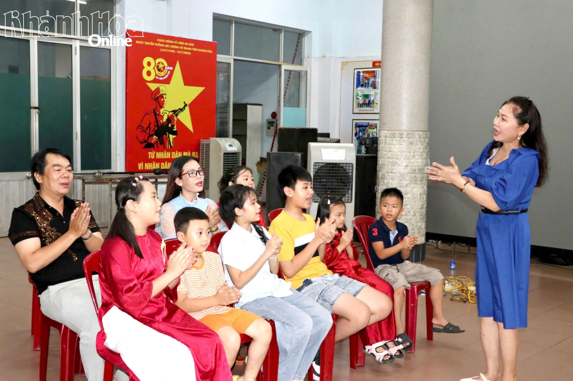 NSƯT Bích Vương dạy các em nhỏ học hô, hát bài chòi.