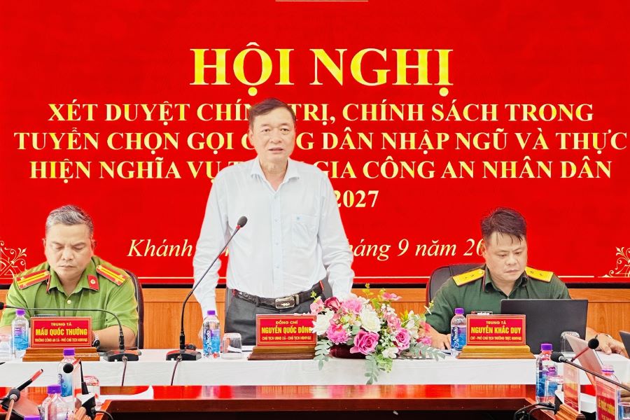 Lãnh đạo xã Khánh Sơn phát biểu chỉ đạo tại hội nghị.