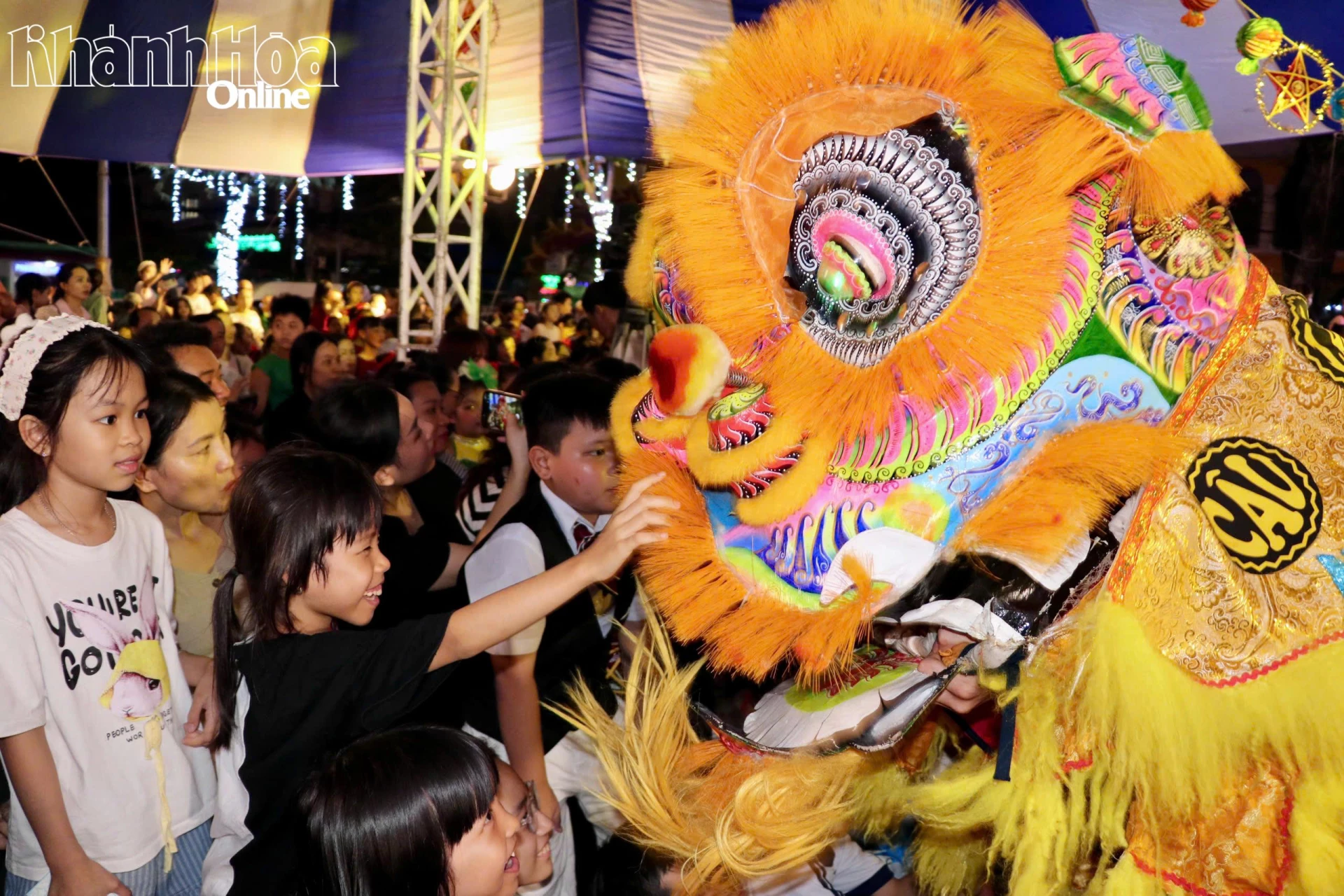 Em nhỏ giao lưu cùng đoàn múa lân.