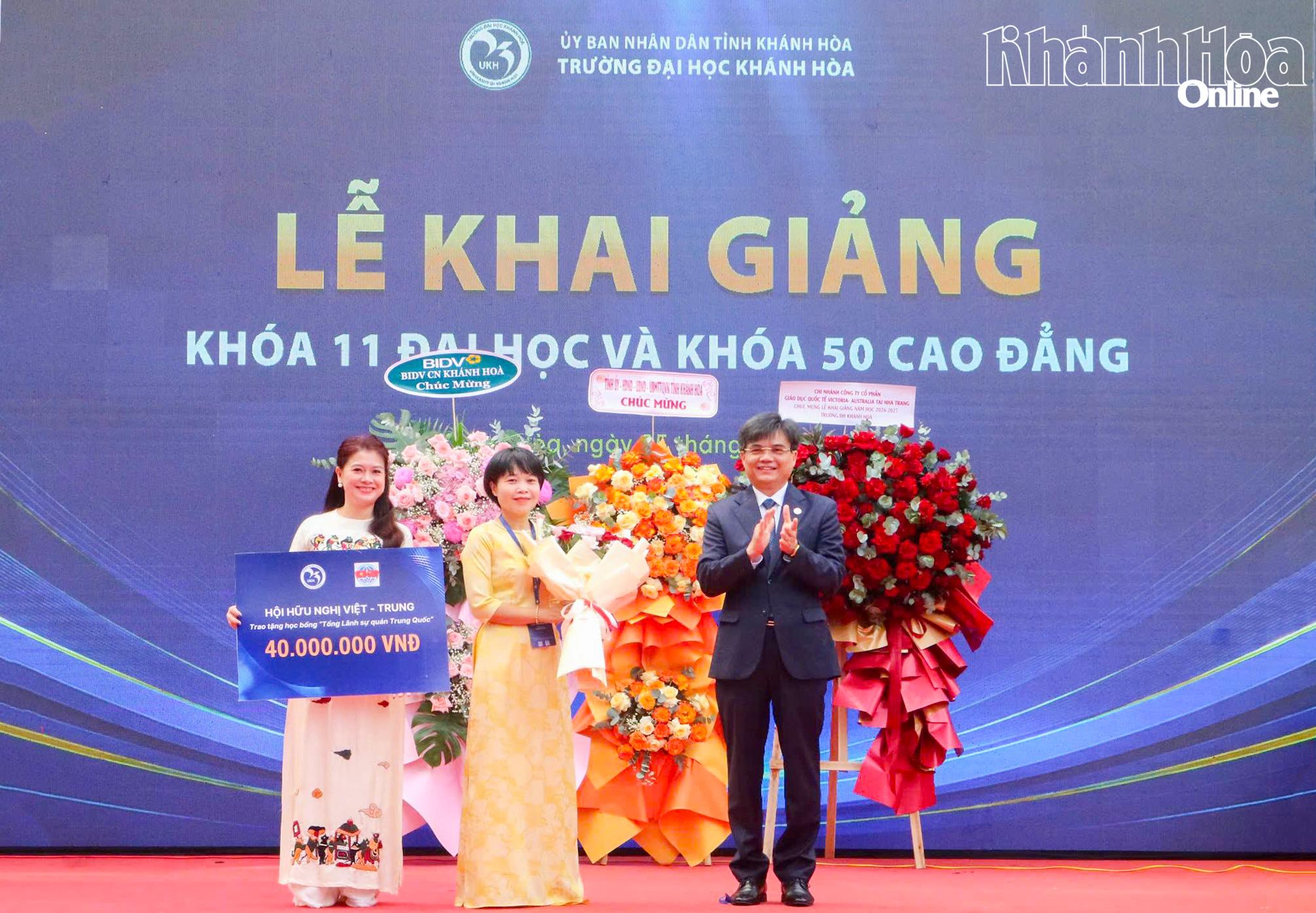 Doanh nghiệp trao tặng học bổng cho Trường Đại học Khánh Hoà.