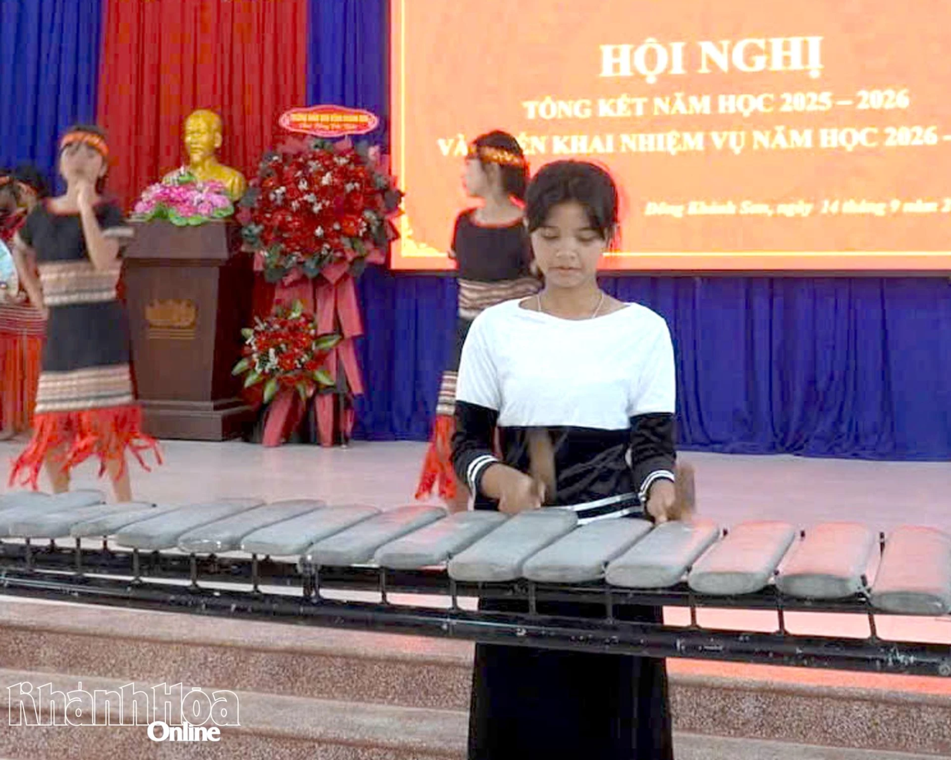 Em Tro Thị Trúc Vy biểu diễn nhạc cụ đàn đá.