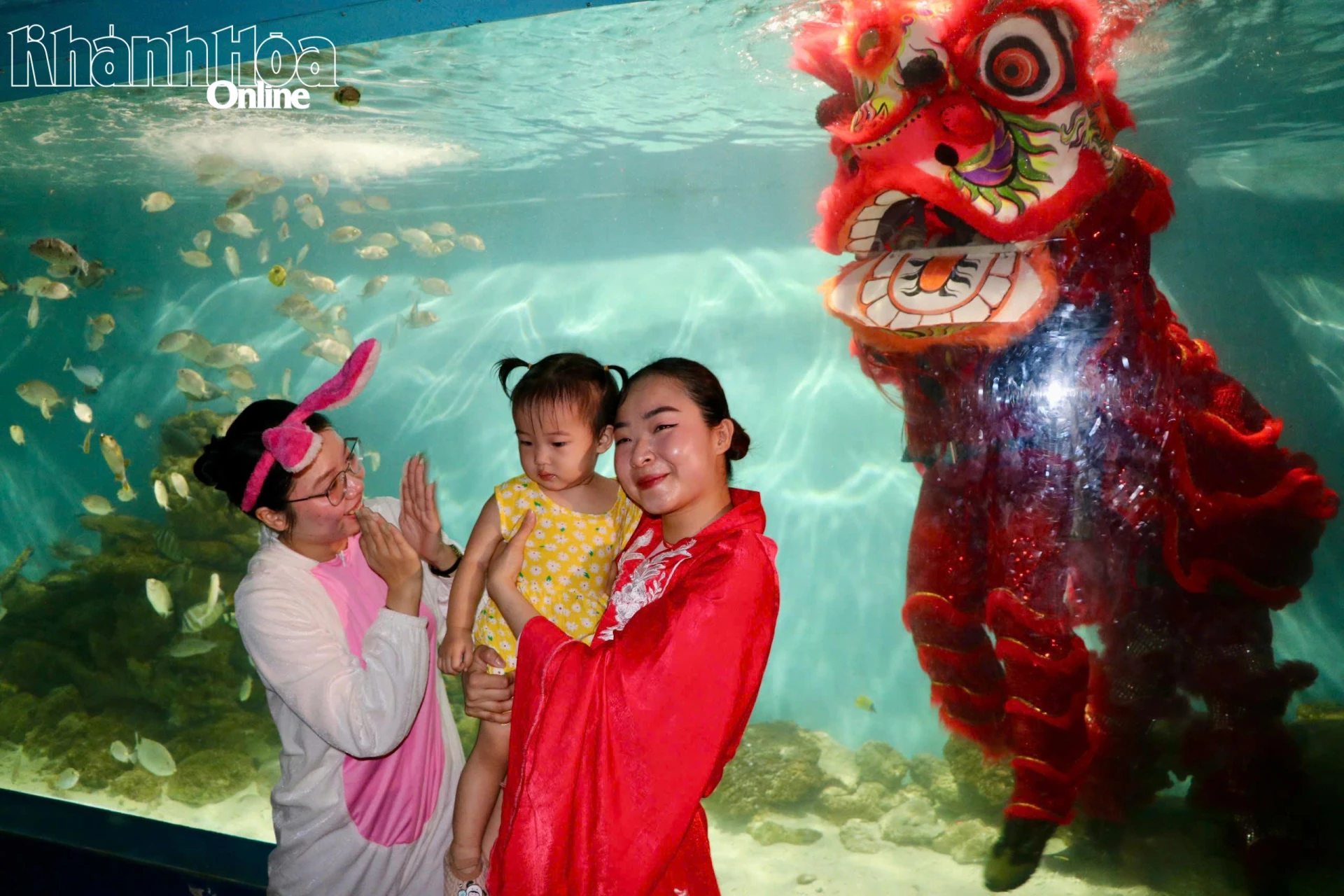 Em nhỏ giao lưu cùng chị Hằng.