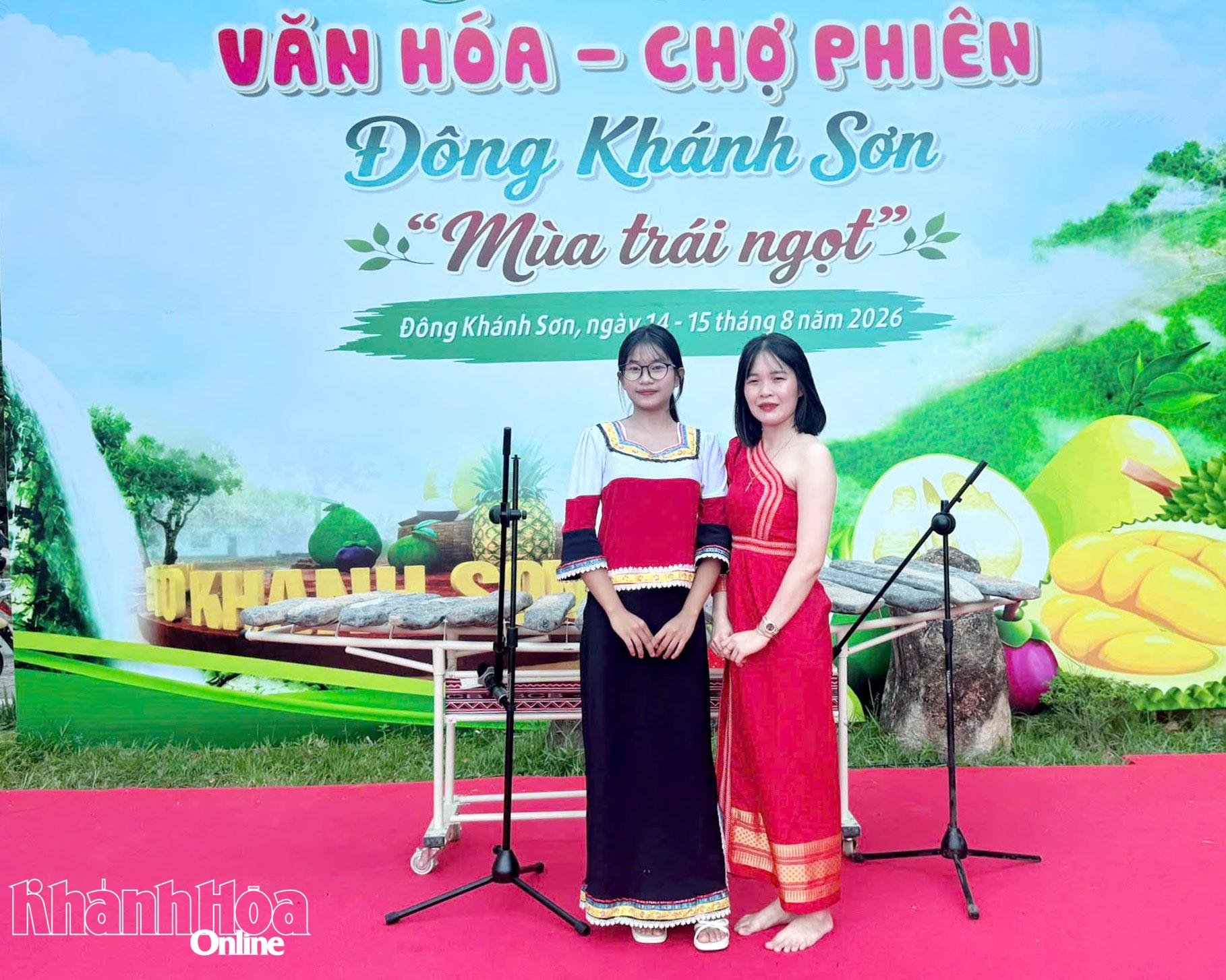 Cô Nguyễn Ngọc Thùy Ngân và em Mấu Thị Lâm Vy cùng nhạc cụ đàn đá và trang phục truyền thống.